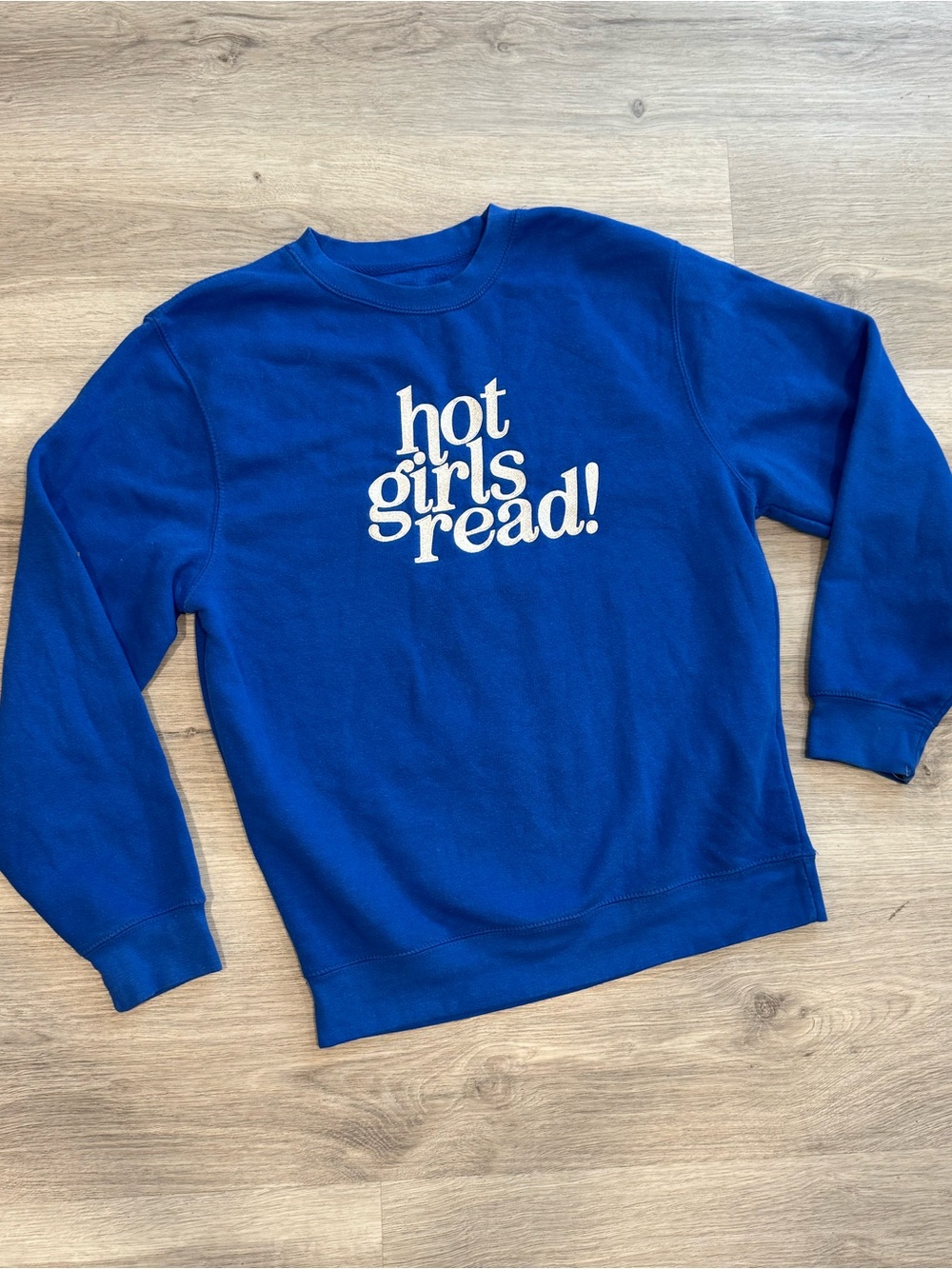 hot girls read! embroidered blue sweatershirt | Size M